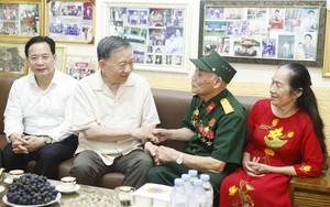 Tổng Bí thư, Chủ tịch nước đến thăm và tặng quà gia đình ông Trần Xuân Hán