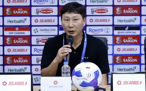 HLV Kim Sang Sik:  'Đình Bắc cạnh tranh với Xuân Son tốt cho đội tuyển Việt Nam'