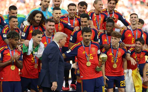 Tổng thống Donald Trump gây tranh cãi khi khi ăn mừng chức vô địch World Cup 2026 cùng ĐT Tây Ban Nha
