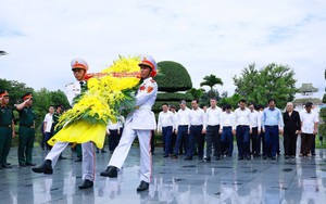 Thủ tướng dâng hương tưởng niệm các Anh hùng liệt sĩ tại Điện Biên