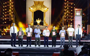 Xúc động cầu truyền hình "Sao sáng dẫn đường" tri ân các anh hùng liệt sĩ