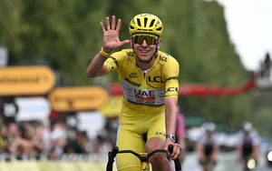 Tadej Pogacar cân bằng kỷ lục 5 lần vô địch Tour de France, đi vào lịch sử đua xe đạp thế giới