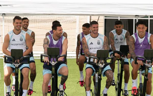 Messi khiến các đồng đội Argentina bất ngờ với món quà đặc biệt sau World Cup