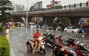 Hà Nội: Mưa lớn gây ngập úng tại một số khu vực, giao thông khó khăn