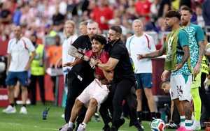 World Cup 2026: Fan cuồng Ronaldo lao xuống áp sát thần tượng và cái kết