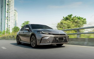 Xe hybrid hút hàng, Toyota Việt Nam giảm thêm 140 triệu cho Camry hybrid Premium
