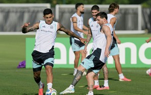 Messi cười khoái chí khi đồng đội bị tịch thu đồ ở sân bay
