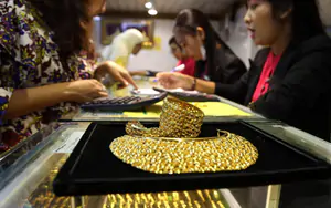 Giá vàng đi xuống khi thị trường cân nhắc định hướng của Fed