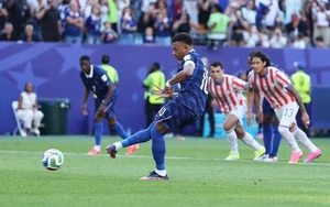 Dembele ghi điểm với hành động bảo vệ đồng đội trước "đòn tâm lý" của Paraguay