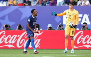 Mbappe lạnh lùng từ chối bắt tay thủ môn Paraguay