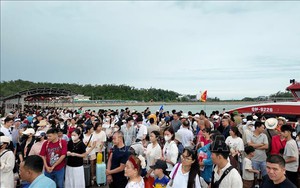 Đặc khu Cô Tô bố trí 10 chuyến tàu đưa du khách trở về đất liền sau bão số 1