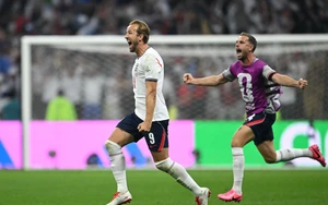 Harry Kane mất giọng, Henderson vấp vào biển quảng cáo phải chăm sóc y tế vì ăn mừng quá cuồng nhiệt sau chiến thắng của ĐT Anh 