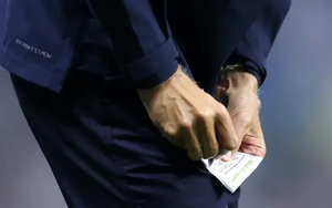 HLV Thomas Tuchel gây tò mò với sổ tay chiến thuật giữa trận Anh - Mexico