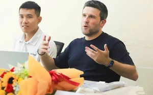 HLV Gerard Albadalejo chia sẻ triết lý và mục tiêu với cầu thủ Becamex TPHCM
