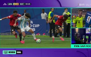 Cựu trọng tài Premier League: VAR thiếu nhất quán, ĐT Argentina gặp may mắn
