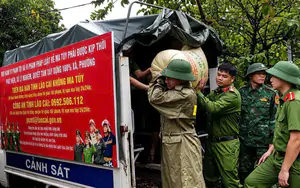 Khẩn trương khắc phục hậu quả, hỗ trợ người dân di dời khỏi khu vực sạt lở tại Lào Cai