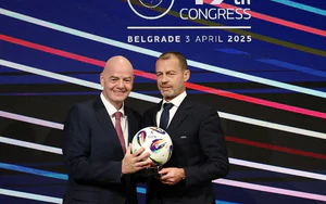 UEFA toan tính gì khi chống Infantino?