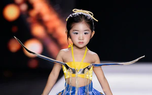 Người mẫu nhí Tú Uyên liên tục được tin tưởng lựa chọn ở những vị trí quan trọng