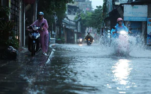 Cảnh báo mưa dông kèm lốc sét tại Hà Nội, lũ quét và sạt lở đất ở 3 tỉnh miền núi phía Bắc