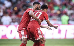 Khoảnh khắc sân Allianz Arena và cầu thủ Bayern hốt hoảng vì Jamal Musiala