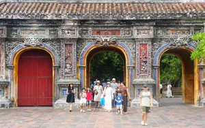 Đông đảo du khách trong nước tham quan các di tích cố đô Huế trong ngày miễn vé