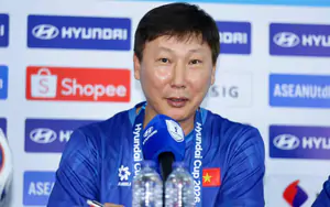 Thừa nhận hàng tiền vệ với Hoàng Đức và Quang Hải là vấn đề, HLV Kim Sang Sik sửa sai thế nào?