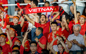 CĐV Việt Nam 'đổ bộ' Rajamangala, mua hết vé khu vực đội khách