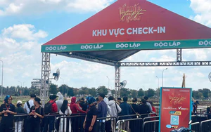 Khán giả xếp hàng đổi vé xem chương trình “Tổ quốc trong tim” 