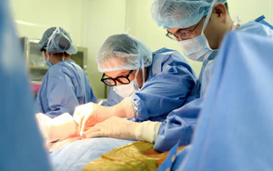 Tái tạo đường ăn cho người bệnh mất dạ dày do uống nhầm thuốc tẩy bồn cầu