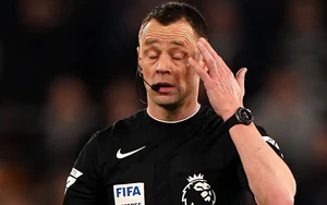 Trọng tài trận Newcastle - Liverpool bị tố vi phạm luật mới của Premier League