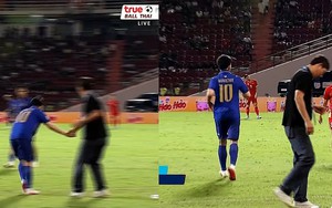 Ngôi sao ĐT Thái Lan bắt tay, cúi chào HLV Kim Sang Sik khi vào sân ở chung kết ASEAN Cup 2026