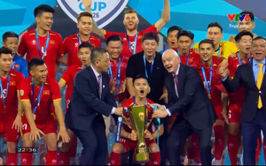 Khoảnh khắc chủ tịch FIFA trao cúp vô địch ASEAN Cup 2026 cho ĐT Việt Nam