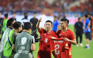 Hai Long và Xuân Mạnh có hành động đặc biệt sau trận chung kết ASEAN Cup 2026