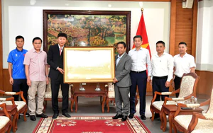 Thủ tướng Lê Minh Hưng tặng quà, gửi kỳ vọng tới đội tuyển Việt Nam