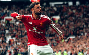 Bruno Fernandes lập hat-trick, MU trút “mưa bàn thắng” vào lưới Ipswich ở Ngoại hạng Anh