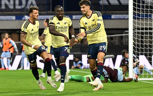 Saka ghi bàn, Arsenal duy trì mạch trận toàn thắng
