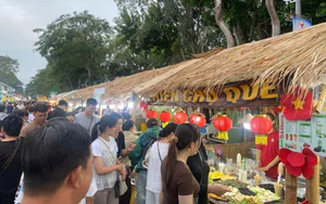 Đông đảo người dân đến với lễ ẩm thực Tây Đô dịp lễ