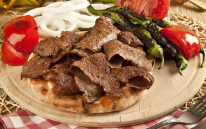 Döner Kebab: Từ món ăn đường phố đến “đế chế” ẩm thực tại châu Âu