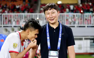 Áo đen "may mắn" của HLV Kim Sang Sik gây sốt sau chiến thắng Indonesia, Xuân Mạnh cúi hôn đầy cảm xúc