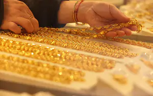 Giá vàng chạm mức "đỉnh" 1 tháng nhờ đồng USD suy yếu và giá dầu hạ nhiệt