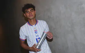 Waris Choolthong là tương lai của bóng đá Thái Lan