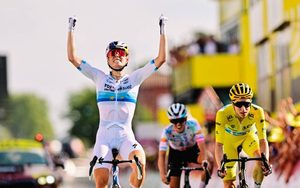 Tour de France nữ siết chặt kiểm tra áo ngực của VĐV