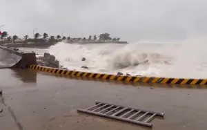 Áp thấp nhiệt đới đổi hướng trên vùng biển phía Đông khu vực vịnh Bắc Bộ