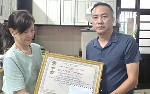 VFF trao tặng HLV Phan Thanh Hùng Kỷ niệm chương “Vì sự nghiệp bóng đá Việt Nam”
