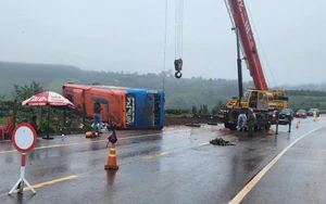 Khẩn trương khắc phục hậu quả vụ lật xe ô tô chở khách khiến 2 người tử vong