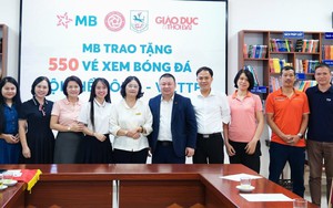 MB trao tặng 550 vé xem bóng đá cho Trường THCS Giảng Võ
