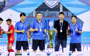 Báo Hàn chỉ ra bộ ba đứng sau ‘phép màu Kim Sang Sik'