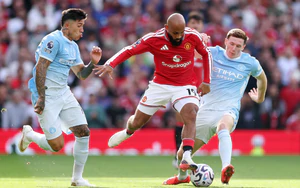 Foden bị đuổi, Man City vẫn đánh bại MU để duy trì thành tích toàn thắng ở Ngoại hạng Anh