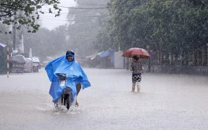 Cảnh báo mưa dông kèm lốc sét ở Hà Nội, lũ quét, sạt lở đất tại 6 tỉnh phía Bắc