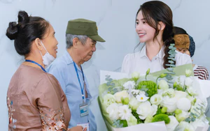 Phạm Hoàng Thu Uyên thăm hỏi bệnh nhân ở Bệnh viện K
